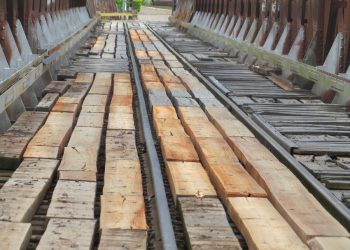 Ponte rodoferroviária tem assoalho recuperado