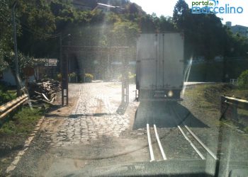 Flagrante: Caminhão usa os trilhos para desviar limitador de altura na ponte de Marcelino