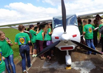 Estudantes de Marcelino conhecem estúdio da RBS/TV e Aeroporto de Erechim