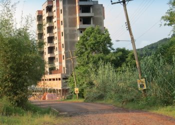 “Fora de Prumo”: Postes inclinados chamam atenção em Marcelino Ramos