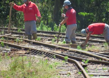 Dormentes deteriorados da estrada de ferro em Marcelino Ramos estão sendo substituídos