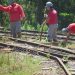 Dormentes deteriorados da estrada de ferro em Marcelino Ramos estão sendo substituídos