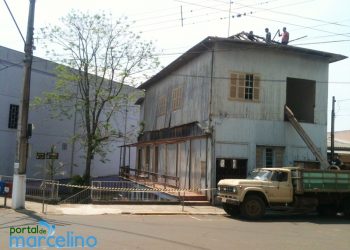 Uma das casas mais antigas de Marcelino começa ser demolida para construção de prédio