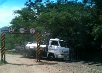 Flagrante: Mesmo com trânsito proibido, caminhões continuam utilizando ponte Rodoferroviária