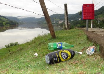 Mesmo com lixeiras, usuários abandonam lixo no chão num dos principais Mirantes de Marcelino