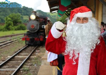 Papai Noel recepciona turistas na Estação Ferroviária  de Marcelino Ramos