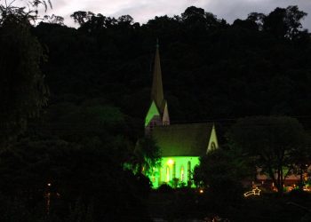 Arquitetura da IECLB de Marcelino é realçada por refletores verdes