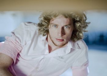 Conheça o marcelinense que segue carreira de modelo internacional na China