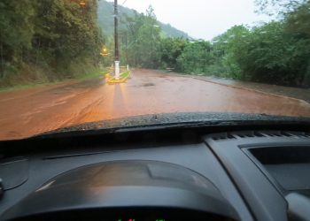 Chuva deixa avenida Beira Rio submersa em vários pontos entre a cidade e o Balneário