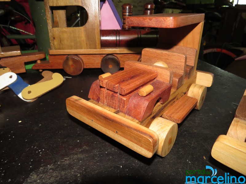 G1 - Artesão de RO transforma pedaços de madeira em miniaturas de