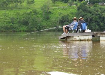 Turistas lançam anzóis no lago em busca de sossego e tranquilidade em Marcelino Ramos