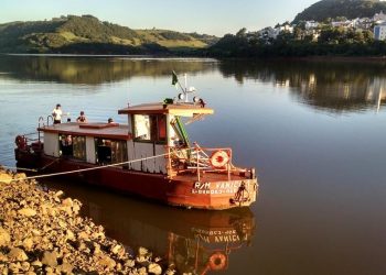 Empresa do caminhão que caiu no lago diz que houve falha do operador da balsa