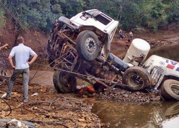 Caminhão que caiu no lago é arrastado para margem, mas remoção para fora da água ainda não foi possível
