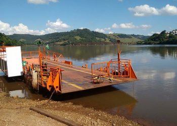 Caminhão cai da balsa e desaparece no lago em Marcelino Ramos
