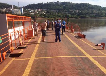 Marinha faz vistoria e caminhão pode ser içado do lago do Rio Uruguai