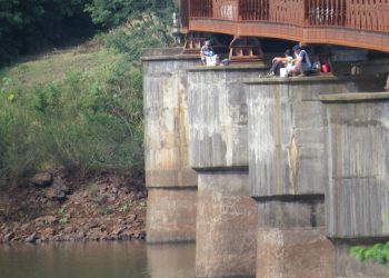 Pilares da ponte se transformam em plataforma de pesca em Marcelino Ramos