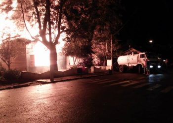 Incêndio de grandes proporções destrói casa e carro em Marcelino Ramos (vídeo)