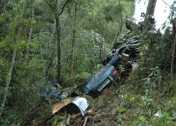 Carro fica em pedaços e motorista morre em acidente próximo à Gaurama