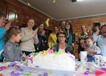 Dia das Mães: Conheça um exemplo de mãe e vó que chega aos 80 anos celebrando a vida