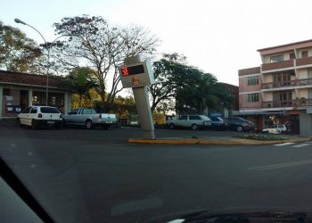 Relógio da praça é atingido por veículo e fica inclinado