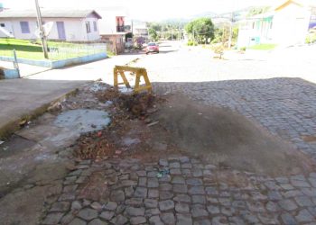 Rua no centro de Viadutos, muito utilizada por motoristas, está em precário estado de conservação