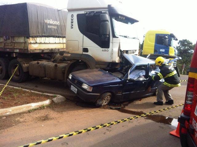 Acidente entre caminhão e dois carros deixa duas pessoas mortas na BR-153,  em Erechim, Rio Grande do Sul