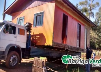 Inusitado: Morador usa caminhão para transportar casa no interior de Piratuba