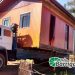 Inusitado: Morador usa caminhão para transportar casa no interior de Piratuba