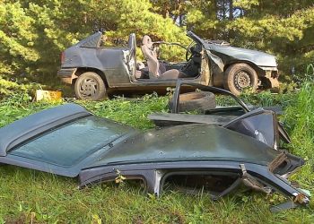 Kadett transportando 12 pessoas colide contra carreta em Passo Fundo