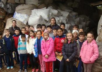 Alunos conhecem empresa de seleção e classificação de resíduos de Marcelino Ramos