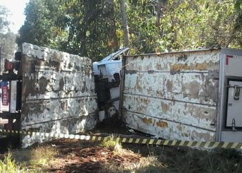 Caminhão tomba e carona morre preso nas ferragens em Marcelino Ramos