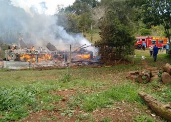 Incêndio destrói casa em Alto Bela Vista