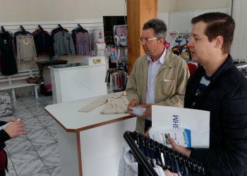 Diretoria da ASCOBOL distribui folder no comércio de Marcelino Ramos