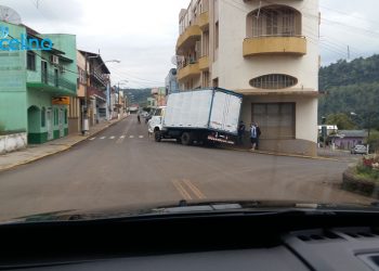 Caminhão fica preso em marquise de prédio em Marcelino Ramos