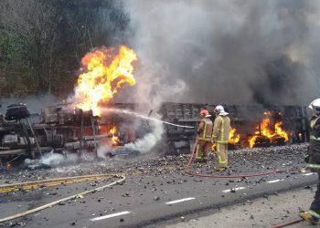 Carreta tomba e incendeia na BR-153 em Marcelino Ramos