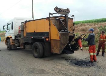 DEINFRA inicia operação tapa buracos entre Piratuba e Maximiliano de Almeida