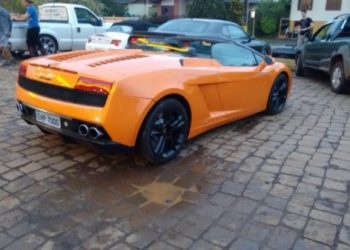 Ostentação: Frota de carros de luxo chama atenção em Cacique Doble. Entre eles, Lamborghini e Dodge