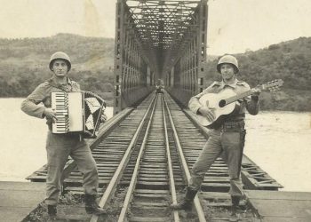 Foto histórica mostra soldados que tinham por missão derrubar a ponte em caso de invasão de tropas