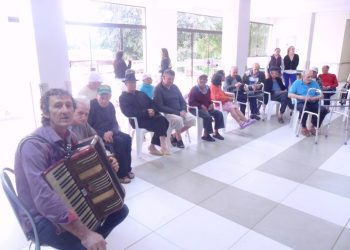 Gaiteiro de Marcelino leva música e alegria aos moradores do Lar dos Idosos em Erechim
