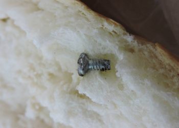 “Pão de ferro”: Consumidora de Erechim encontra parafuso dentro de pão francês