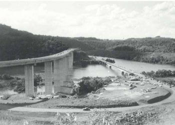 Foto histórica mostra antiga e nova ponte construída na BR-153 em Marcelino Ramos