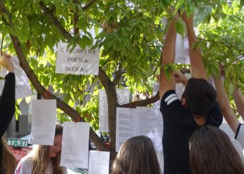 “Caminho da Poesia”: Alunos do IEEMAR penduram poesias em postes e árvores de Marcelino Ramos
