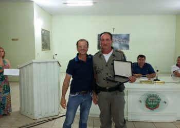 Policial que tentou conter assaltantes de banco é homenageado pela Câmara de Vereadores