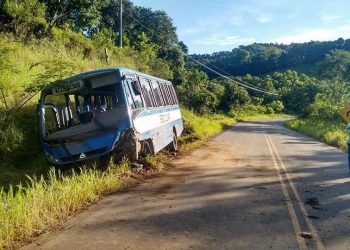 Alto Bela Vista: Micro-ônibus falta freio e motorista joga veículo contra um barranco