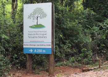 Placas informativas do Parque Teixeira Soares estão sendo implantadas para orientar visitantes