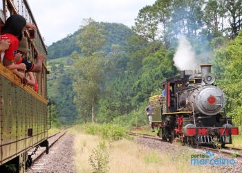 Jovens que limparam pontos turísticos fazem passeio de Maria-Fumaça