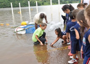 Veja como foi a soltura de peixes no lago em Marcelino Ramos