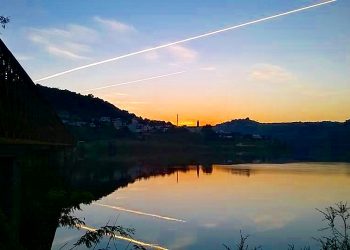 Jatos criam imagem espetacular no crepúsculo de Marcelino Ramos