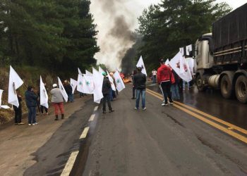 MST interdita por mais de 1h trânsito na BR-153 em Marcelino Ramos