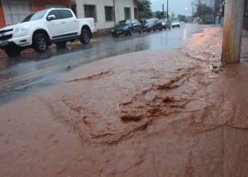 Chuva provoca alagamento na rua Independência